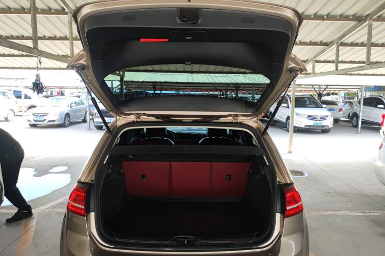 Used Volkswagen Golf 2016 1.6L Automatic Fashion Model Trunk