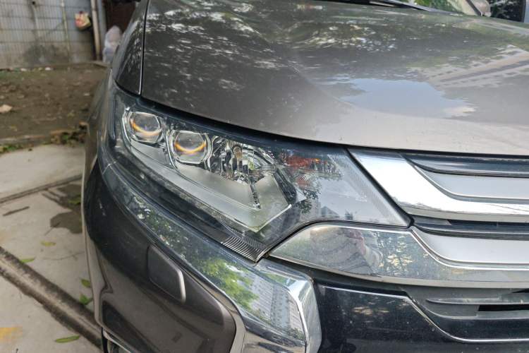 Used Mitsubishi Outlander 2016 2.4L 4x4 Elite Edition 7-Seater Right Front Headlight