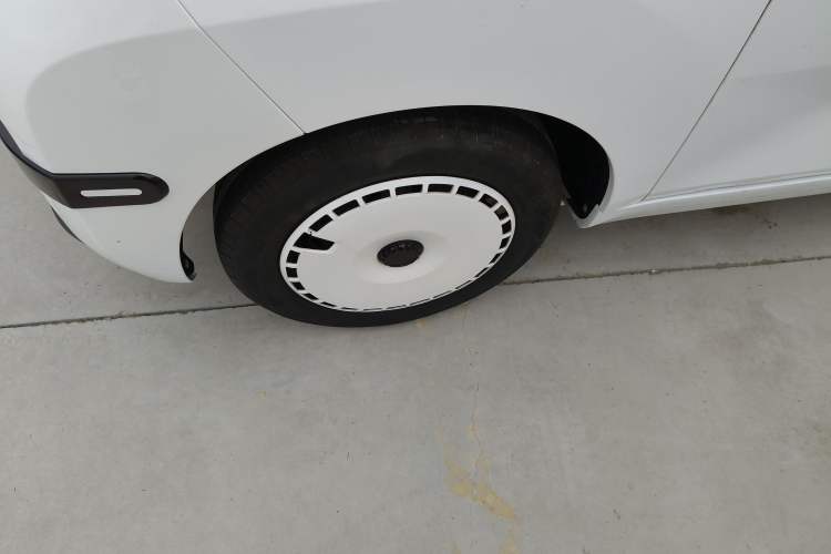 Used Chery QQ Ice Cream 2025 205km Qi Energy Version Left Front Wheel Hub