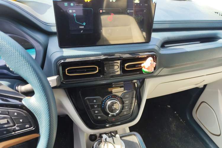 Used SWM Dahu EDi 2023 EDi 1.5L Luxury Model 7 Seats Audio And AC Panel