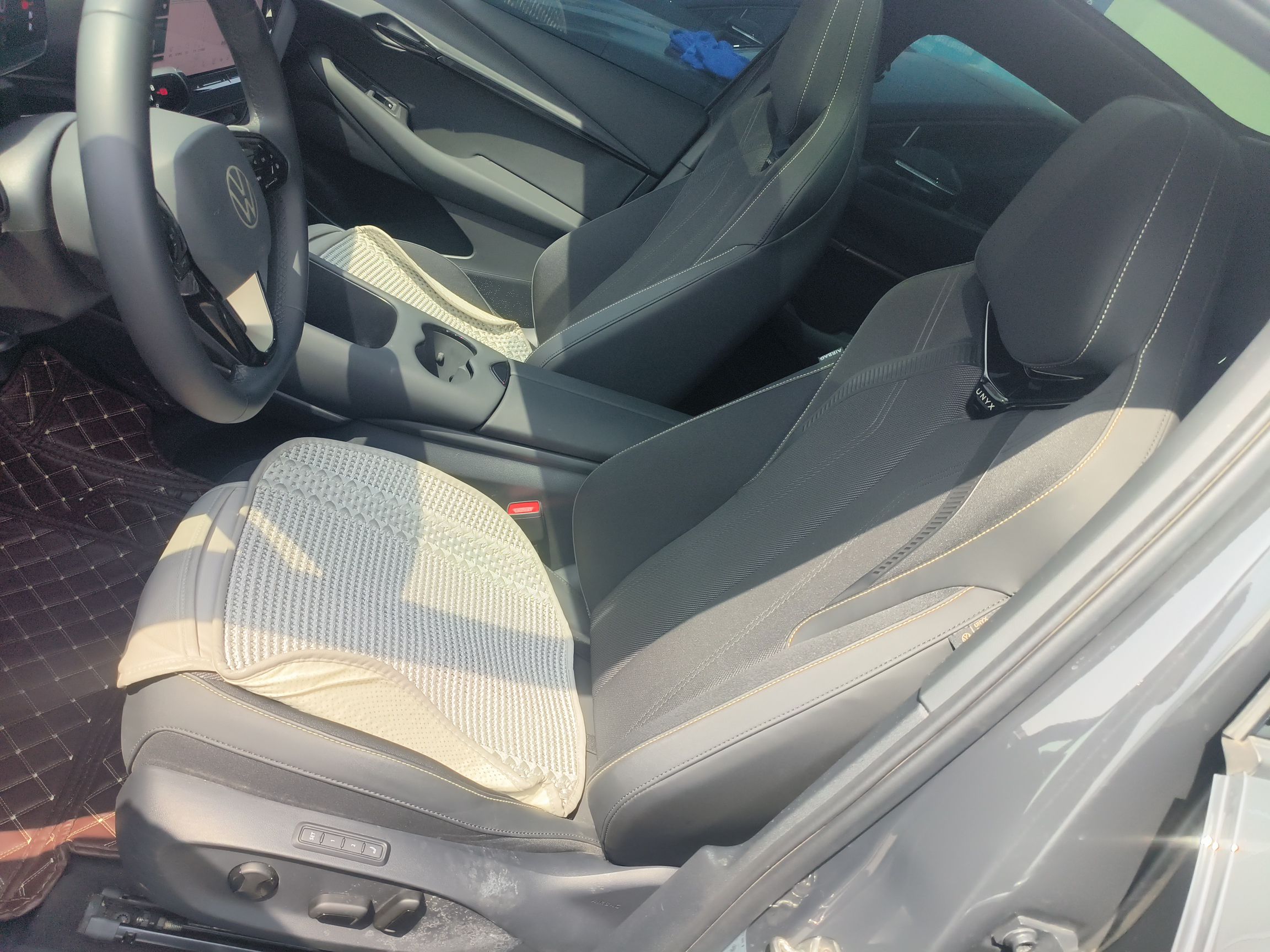 المقاعد الأمامية داخل السيارة