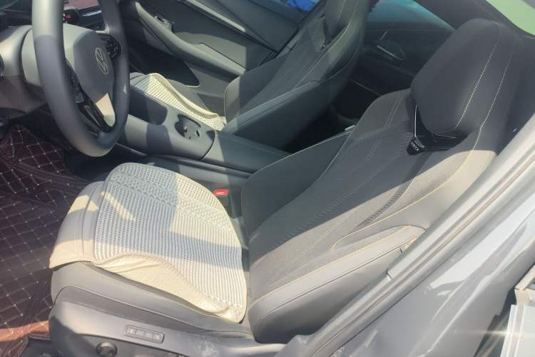 Used Volkswagen ID.UNYX 2024 Pro Long-Range Version Left Front Seat