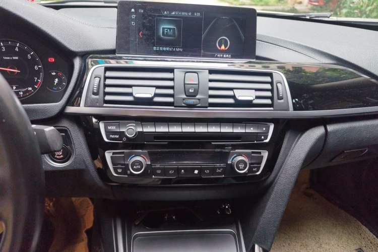 Used BMW 3 Series 2018 320Li Leading Model M Sport Package Audio And AC Panel