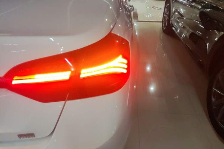 Used Geely Auto Emgrand 2019 Leading Edition 1.5L CVT Upward-Connected Model China VI Standard Right Rear Taillight