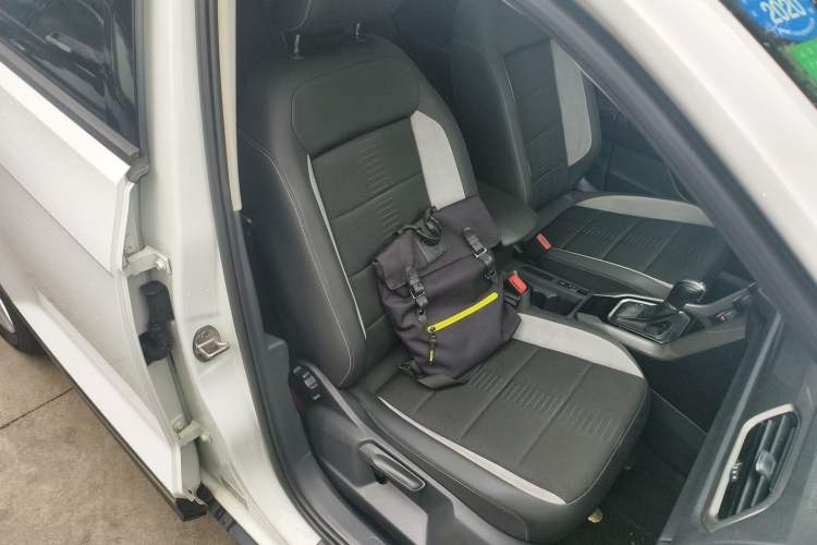 Used Volkswagen T-ROC 2019 230TSI DSG Two-Wheel-Drive Advanced Version China VI Standard Right Front Seat