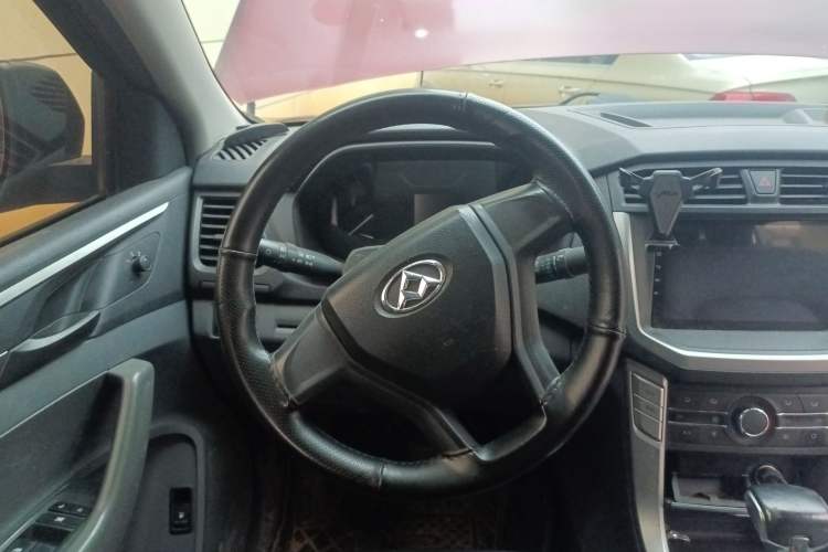 Used SAIC MAXUS T60 2017 2.8T Diesel Automatic Two-Wheel Drive High Ground Clearance Comfort Version Standard Cabin China V Emission Standard