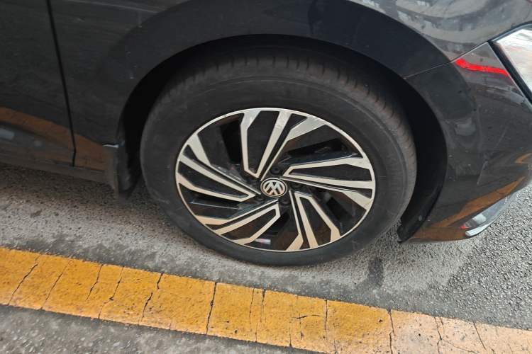 Used Volkswagen Sagitar 2022 280TSI DSG Excellence Edition Right Front Wheel Hub