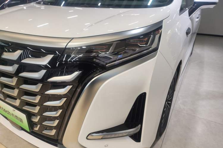 Used Denza D9 2025 DM-i Intelligent Drive 1020 Four-Wheel Drive Flagship Model
