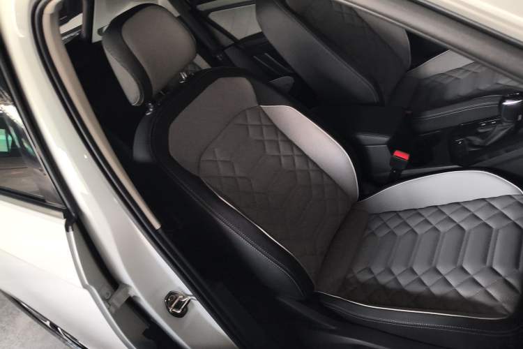 Used Volkswagen Tayron 2024 300TSI Two-Wheel-Drive Luxury Plus Advanced Version Right Front Seat