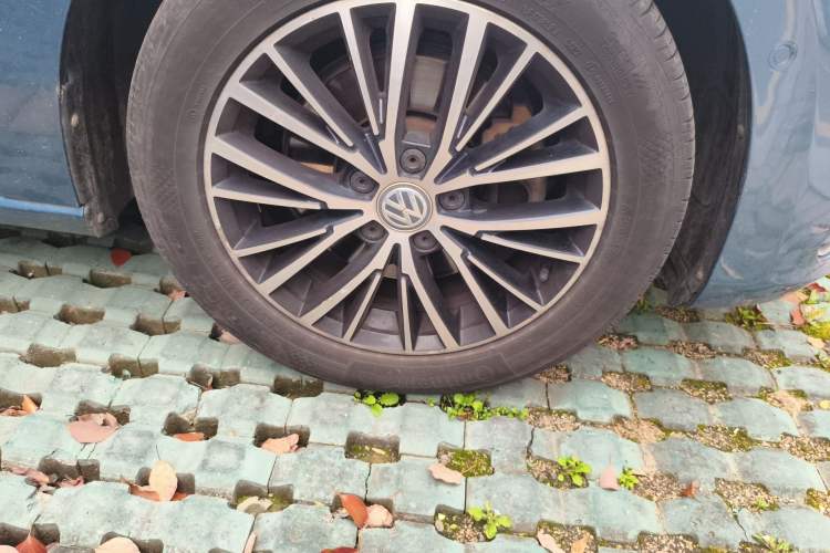 Used Volkswagen Touran 2016 Volkswagen Touran L 280TSI DSG Luxury Edition Right Front Wheel Hub