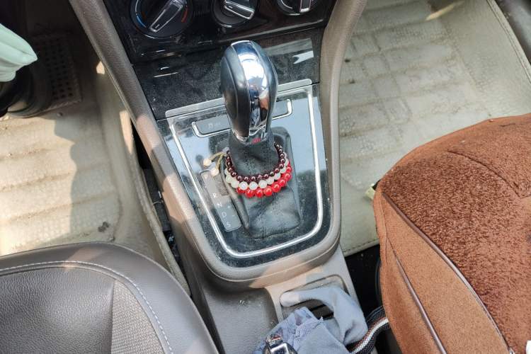 Used Volkswagen Bora 2014 1.6L Automatic Comfort Model Gear Lever