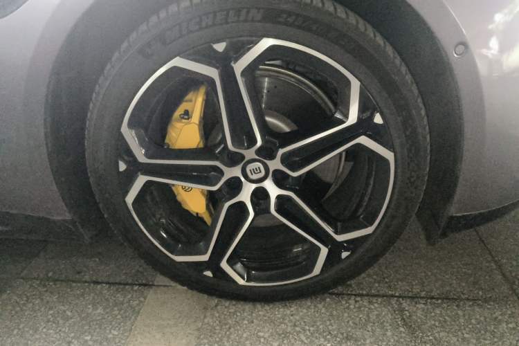Used Xiaomi Auto SU7 2024 Rear-Drive Ultra-Long Range Advanced Pro-Level Intelligent Driving Version Right Front Wheel Hub