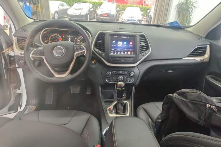 Used Jeep Cherokee 2016 2.4L Leading Edition
