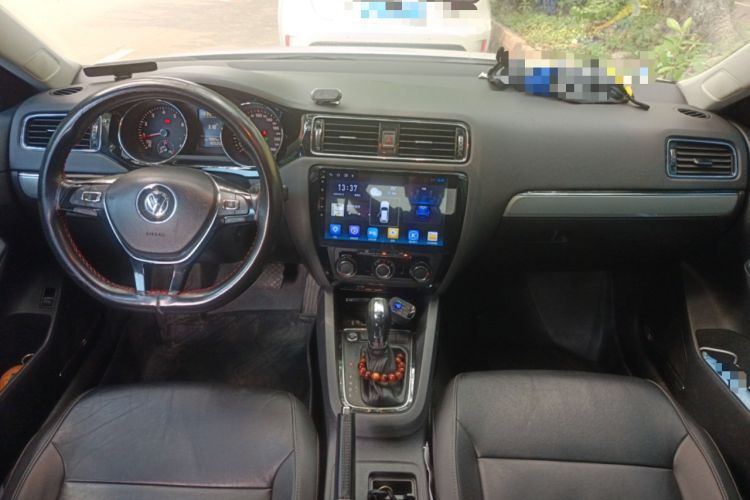 Used Volkswagen Sagitar 2017 230TSI Automatic Comfort Version Center Console