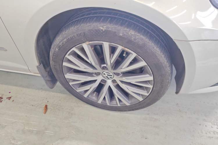 Used Volkswagen FAW-Volkswagen CC 2018 1.8TSI Luxury Model Right Front Wheel Hub