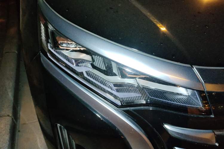 Used Denza D9 2022 DM-i 1040 Prestige Model
