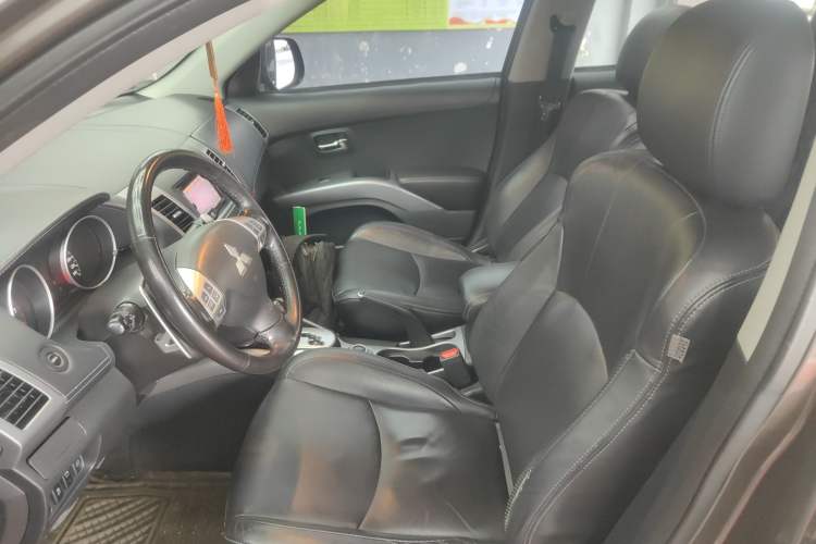 Used Mitsubishi Outlander 2011 Kicks 2.4 Fashion Edition
