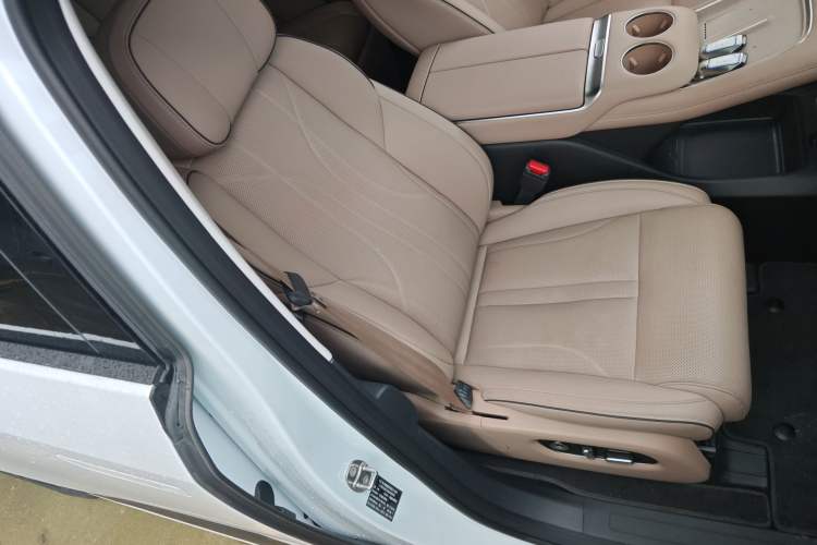 Used XPeng X9 2025 740 Ultra-Long Range Max Right Front Seat