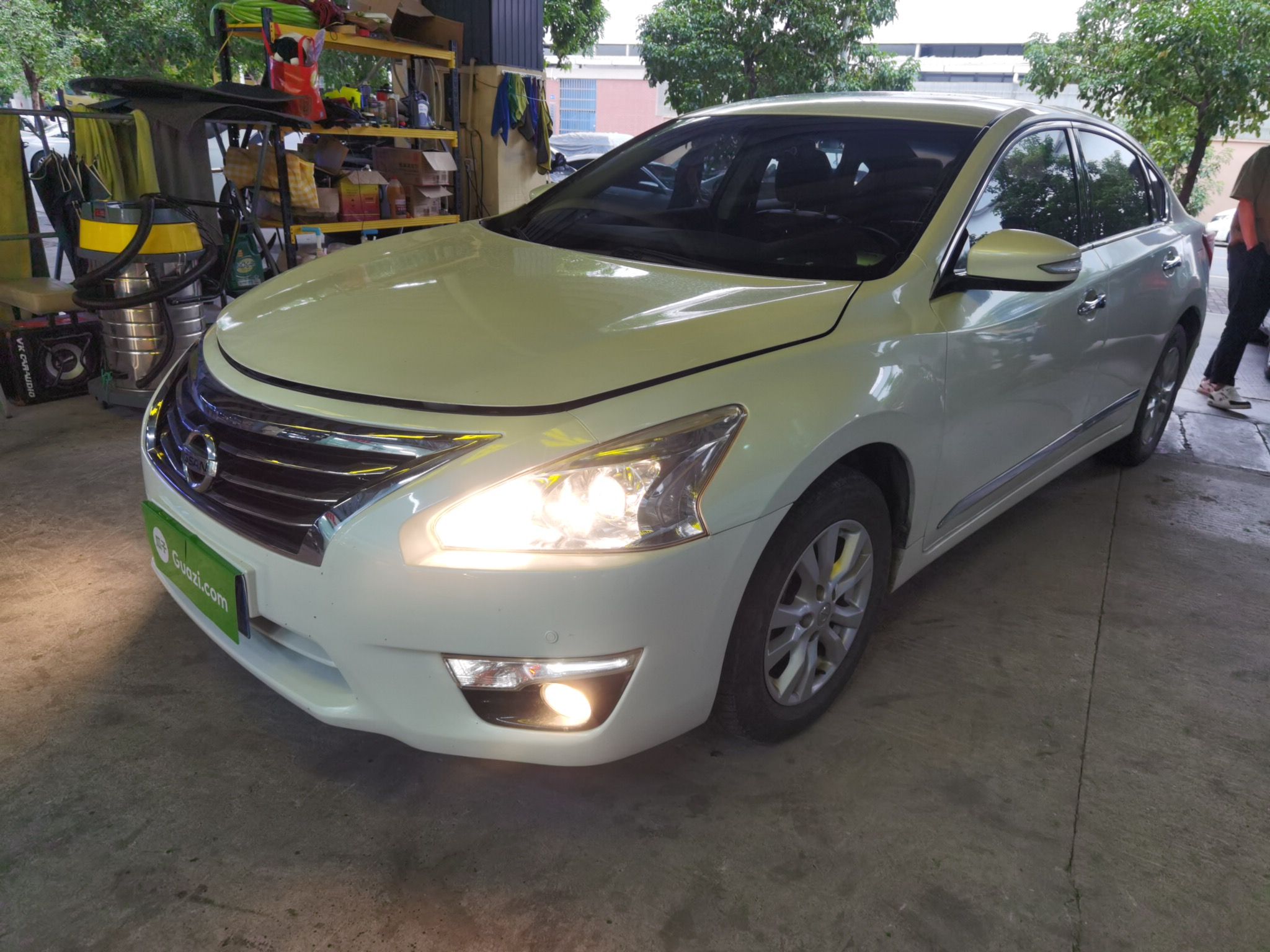 تحت مقدمة السيارة