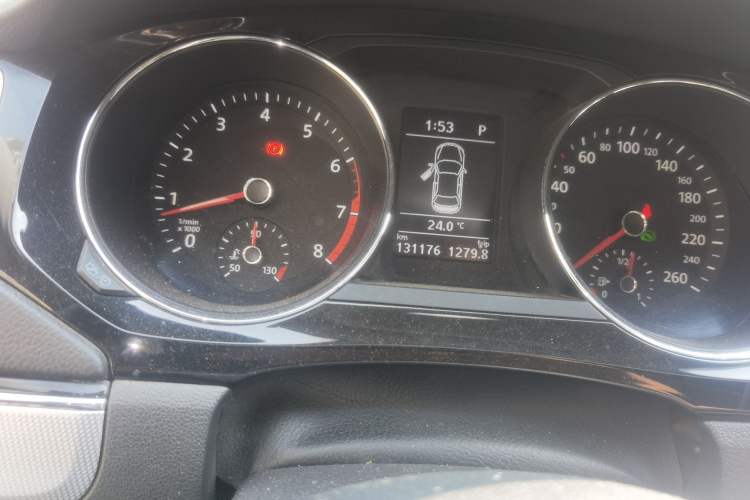 Used Volkswagen Sagitar 2017 180TSI Automatic Luxury Edition Odometer Close Up