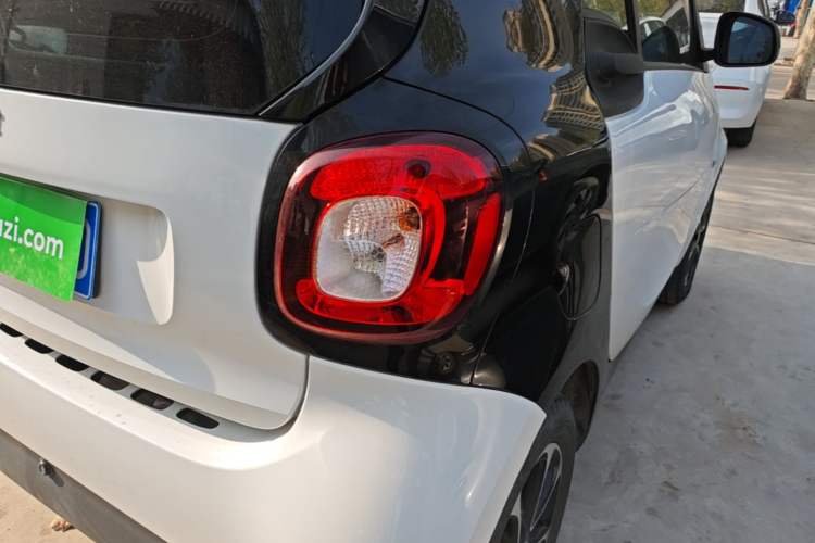 Used smart fortwo 2015 1.0L 52 kW Hardtop Passion Edition Right Rear Taillight