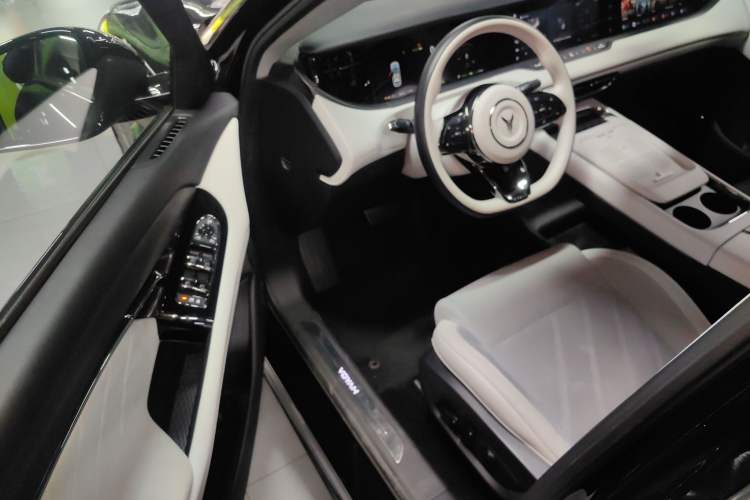 Used VOYAH FREE 2025 318 259 km All-Wheel-Drive Exploration Edition
