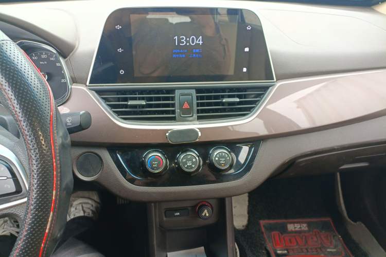 Used Baojun 310W 2017 1.5L Manual Fashion Model China V Audio And AC Panel