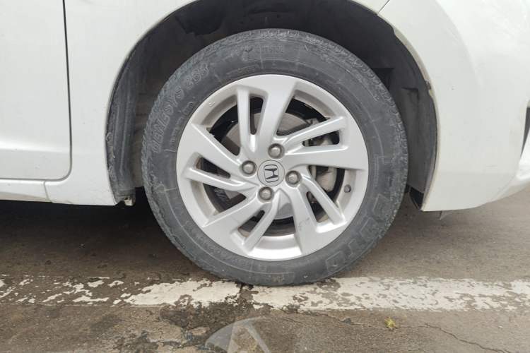 Used Honda Fit 2014 1.5L LX CVT Comfort Model Right Front Wheel Hub