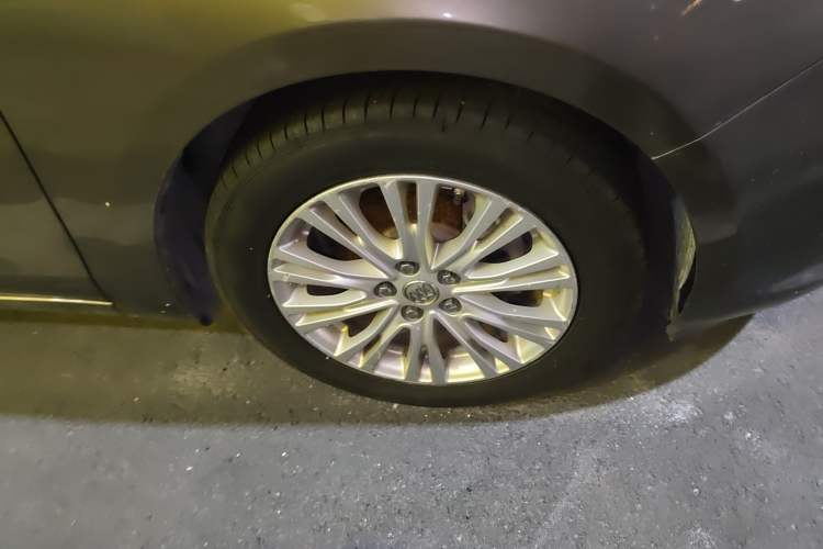Used Buick GT 2015 15N Manual Elite Edition Right Front Wheel Hub