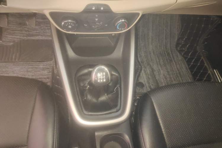 Used Ford Escort 2015 1.5L Manual Comfort Model Gear Lever