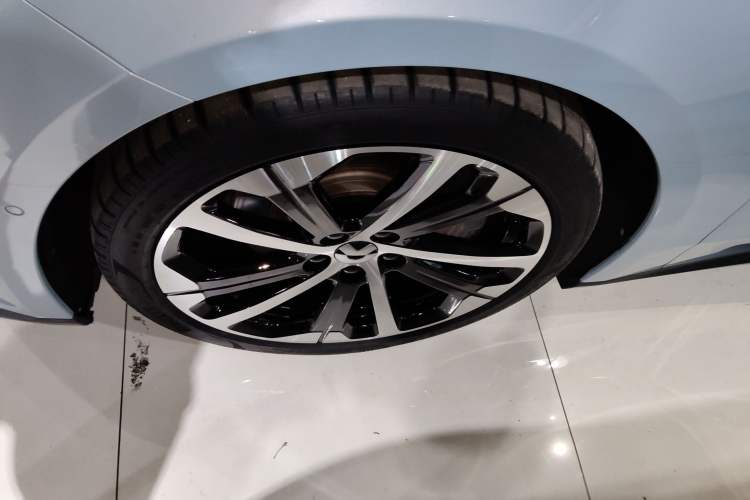 Used Nio ET5 2022 75 kWh Left Front Wheel Hub