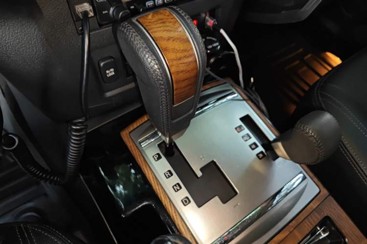 Used Mitsubishi Pajero 2018 3.0L Automatic Luxury Edition Gear Lever