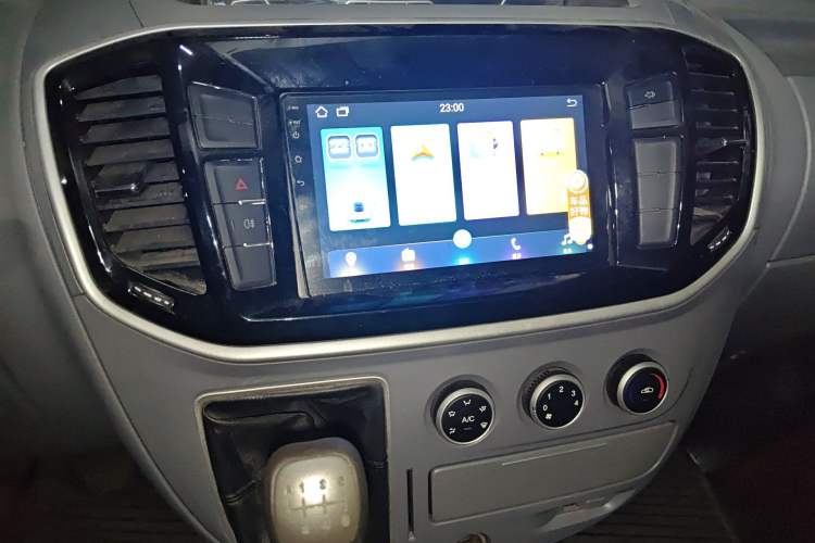 Used SAIC MAXUS Xintu V80 2023 2.0T Manual Classic Aoyuntong Power Version Short Wheelbase Mid-Height 5/6-Seater