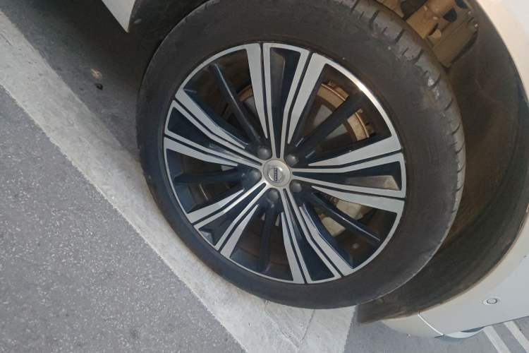 Used Volvo XC60 New Energy 2023 T8 Plug-in Hybrid Long-Range All-Wheel Drive Smart Luxury Edition Right Front Wheel Hub