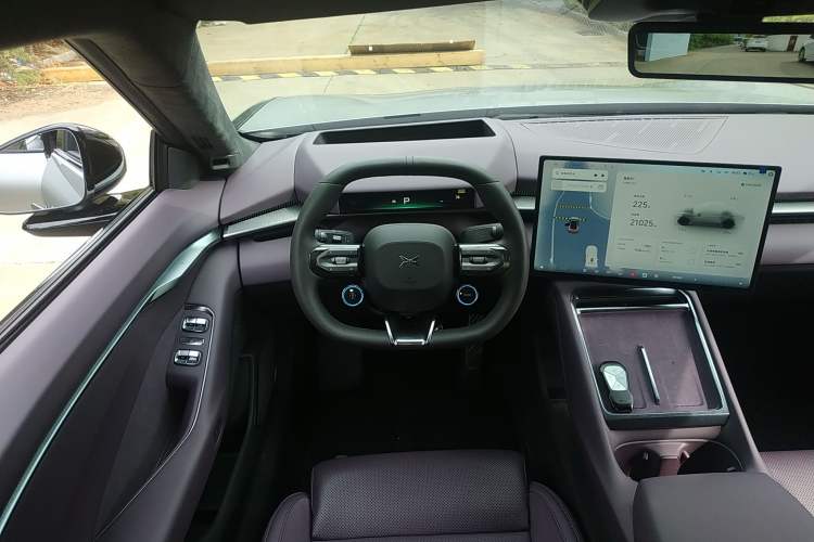 Used XPeng P7 2025 Model—702 Long Range Ultra Steering Wheel