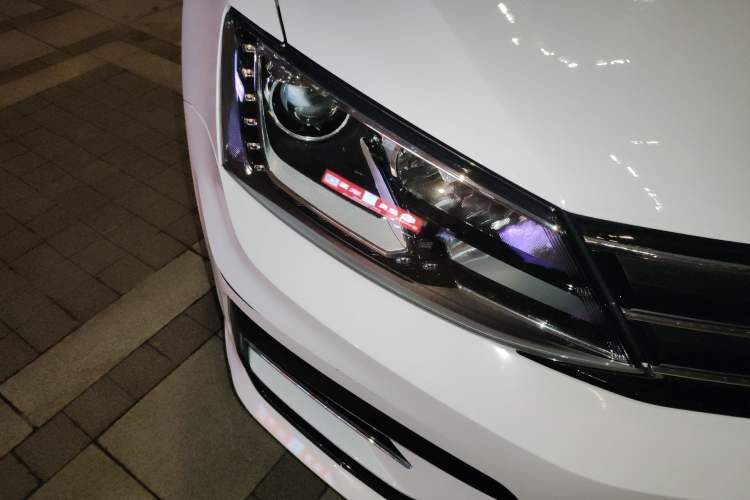 Used Volkswagen Sagitar 2018 280TSI DSG Ignite Edition Right Front Headlight