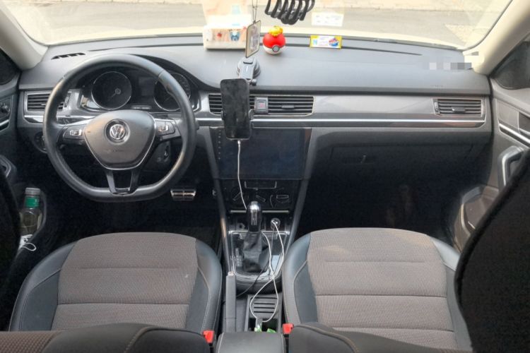 Used Volkswagen C-TREK 2018 230TSI DSG Comfort Model Center Console