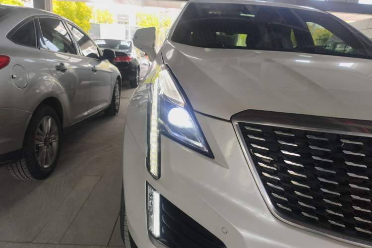 Used Cadillac XT5 2021 2.0T Two-Wheel Drive Luxury Version Right Front Headlight