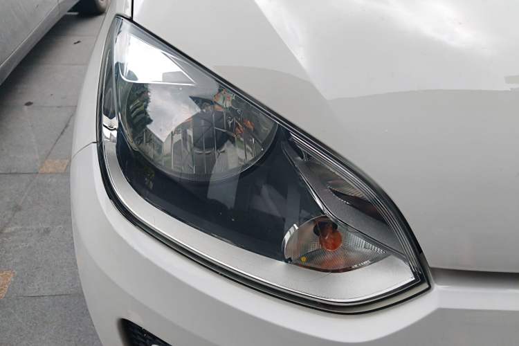 Used Volkswagen up! 2015 1.0L move up! Right Front Headlight