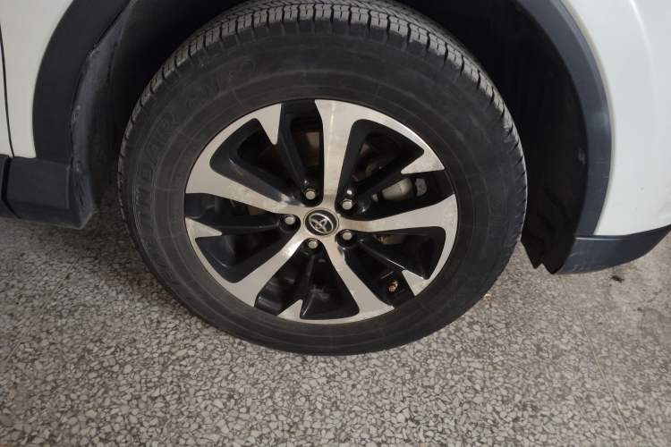 Used Toyota RAV4 2016 2.0L CVT Two-Wheel Drive Fashion Edition China V Standard
