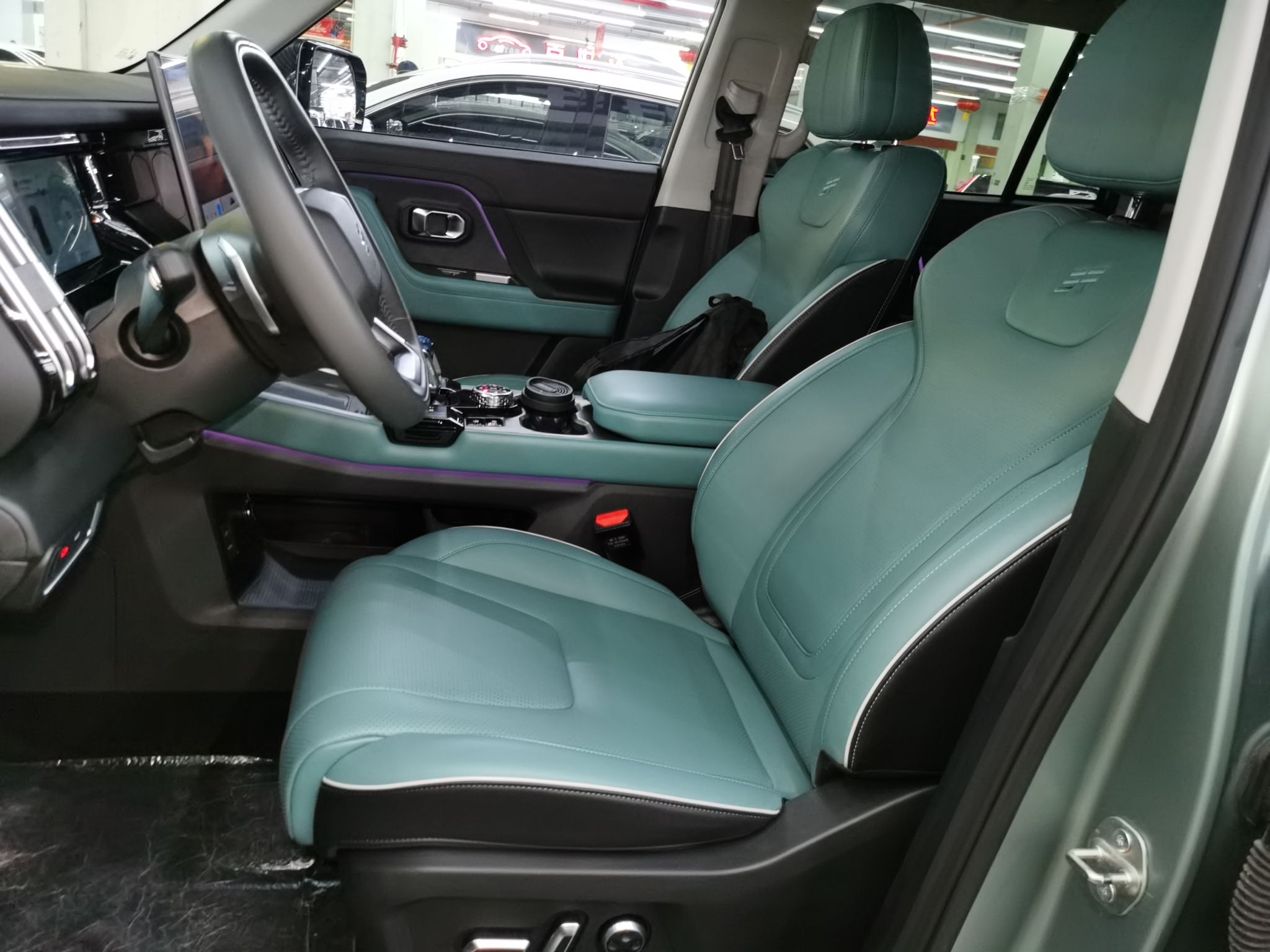 المقاعد الأمامية داخل السيارة