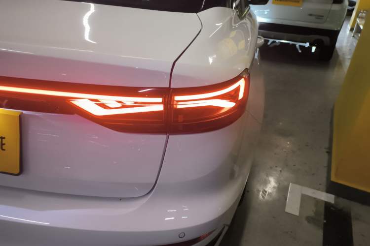 Used Geely Auto Emgrand 2023 4th Generation Champion Edition 1.5L CVT Flagship Model Right Rear Taillight