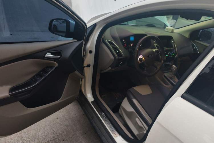 Used Ford Focus 2012 Sedan 1.6L Automatic Fashion Edition