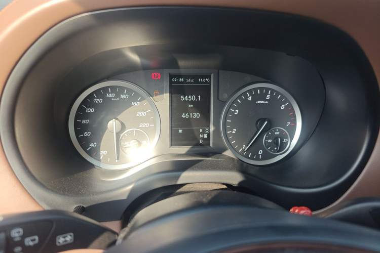 Used Mercedes-Benz Vito 2021 2.0T Business Version 7 Seats Odometer Close Up