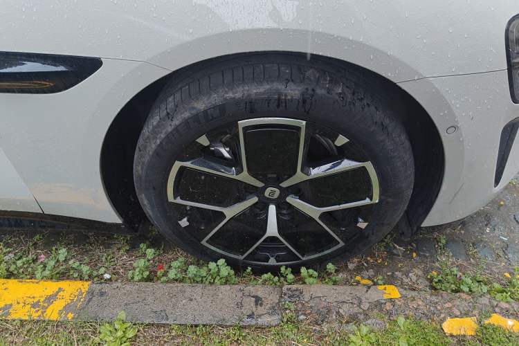 Used Xiaomi Auto SU7 2024 Rear-Drive Ultra-Long Range Advanced Pro-Level Intelligent Driving Version Right Front Wheel Hub