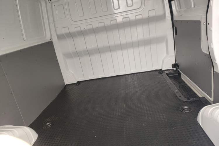 Used SAIC MAXUS Xintu V80 2023 2.0T Manual Classic City Delivery King Short Wheelbase Mid-Roof 3-Seater