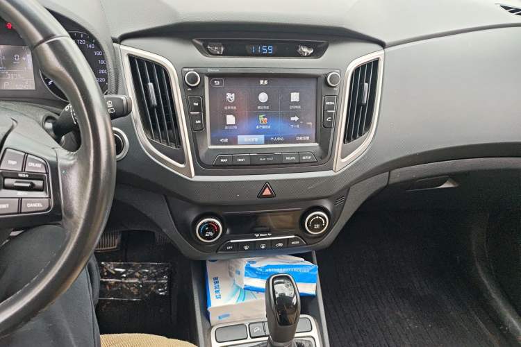 Used Hyundai ix25 2015 1.6L Automatic Two-Wheel-Drive Deluxe DLX Model Audio And AC Panel