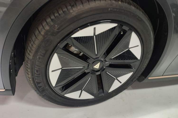 Used Deepal SL03 2022 1.5L 1200 Extended-Range Version Left Front Wheel Hub