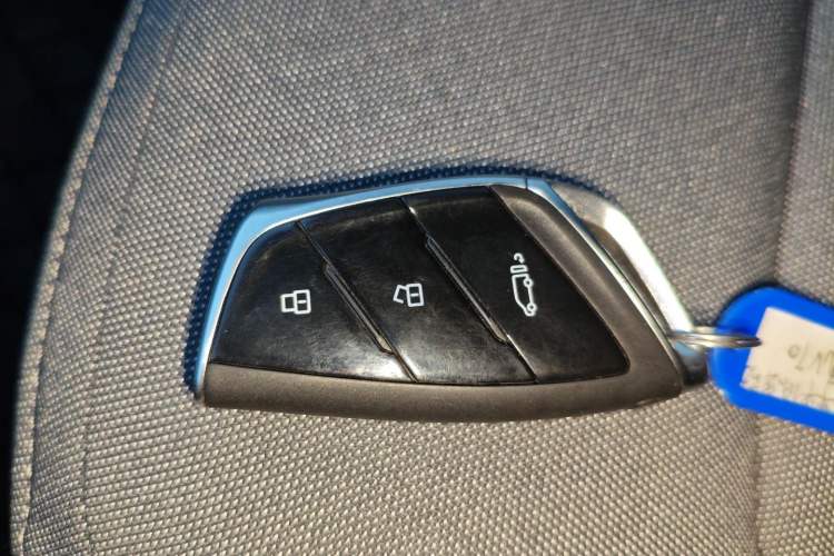 Used SAIC MAXUS Xintu V70 2023 2.0T Elite Edition Automatic Long Wheelbase Low Roof – 6/7 Seats