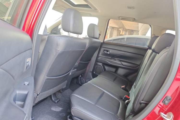 Used Mitsubishi Outlander 2018 2.0L Two-Wheel Drive Glory Edition 5 Seats Interior 4